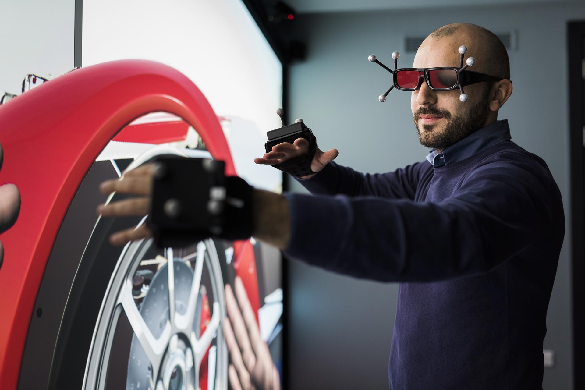 A manufacturing student uses virtual reality technology.